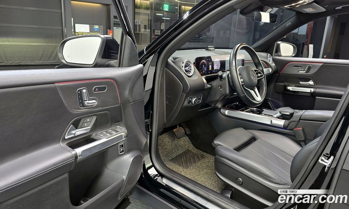 Mercedes Benz GLB-Class GLB220
