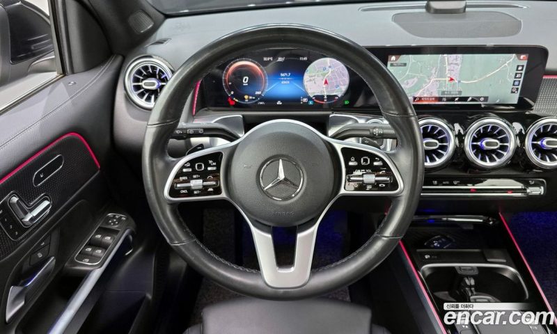 Mercedes Benz GLB-Class GLB220