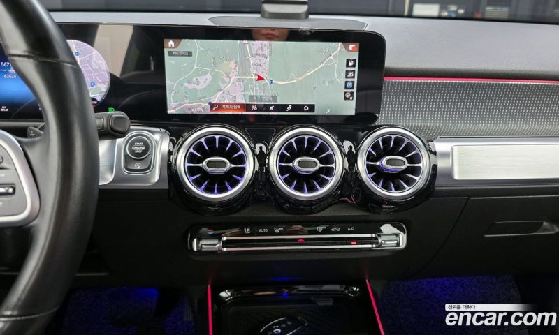 Mercedes Benz GLB-Class GLB220