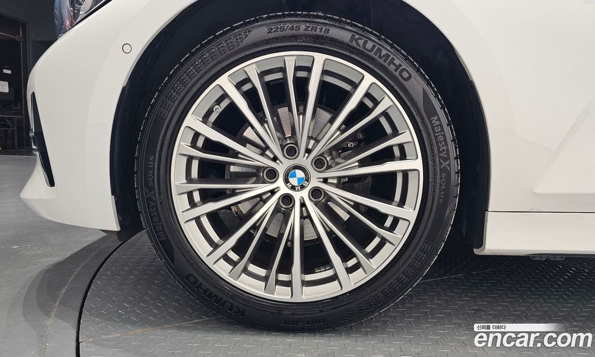 BMW 3-Series i320 Luxury