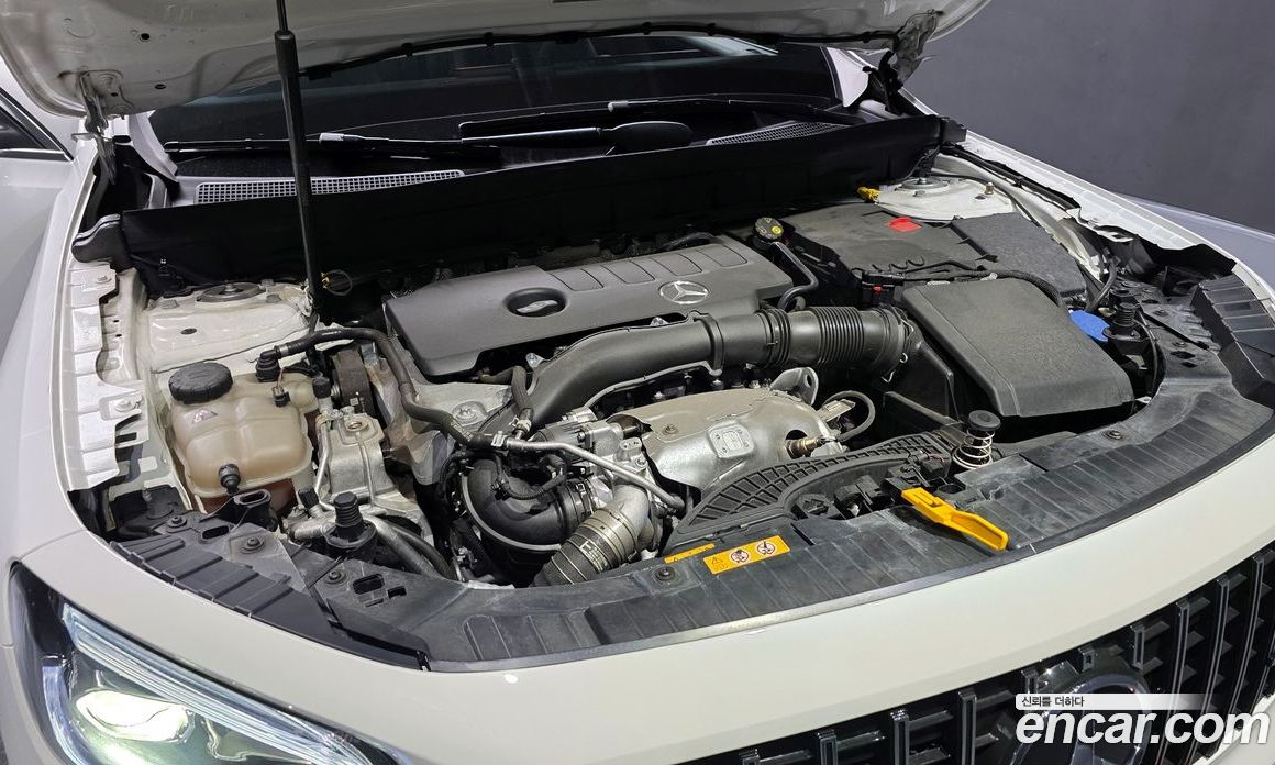 Mercedes Benz GLB-Class GLB220