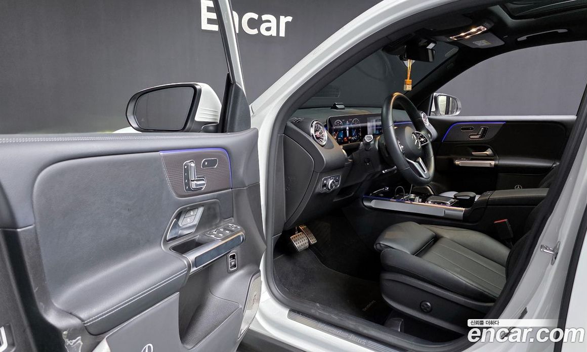 Mercedes Benz GLB-Class GLB220