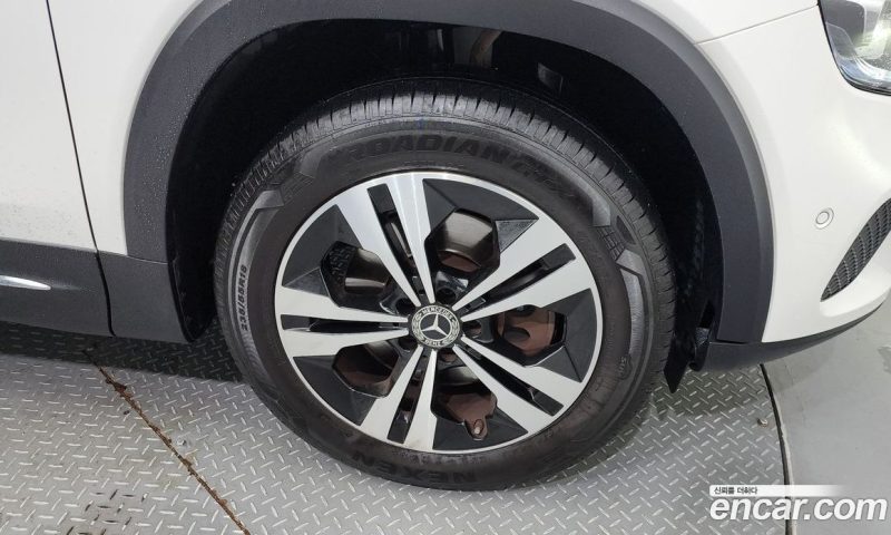 Mercedes Benz GLB-Class GLB220
