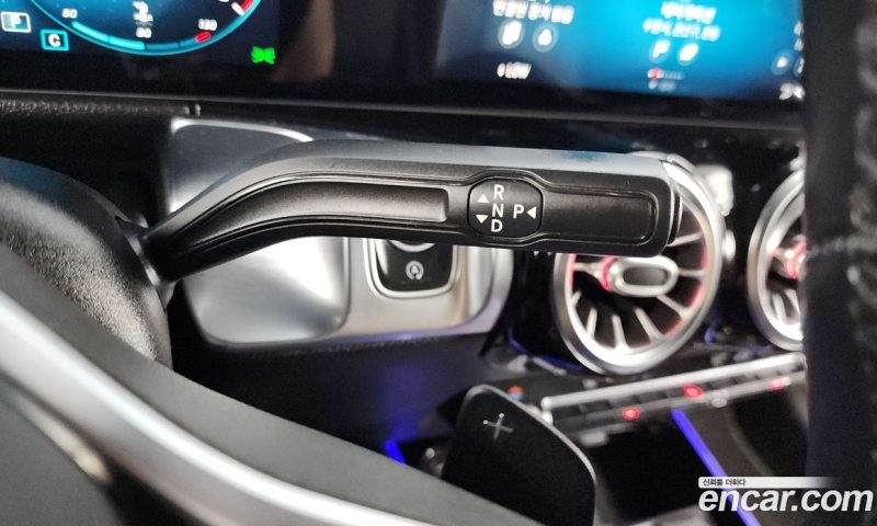 Mercedes Benz GLB-Class GLB220