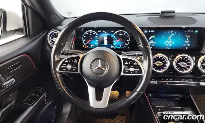 Mercedes Benz GLB-Class GLB220
