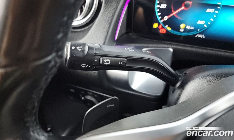 Mercedes Benz GLB-Class GLB220