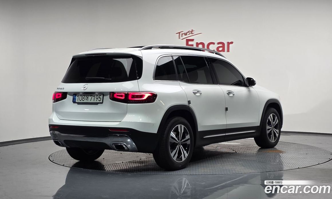 Mercedes Benz GLB-Class GLB220