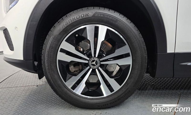 Mercedes Benz GLB-Class GLB220
