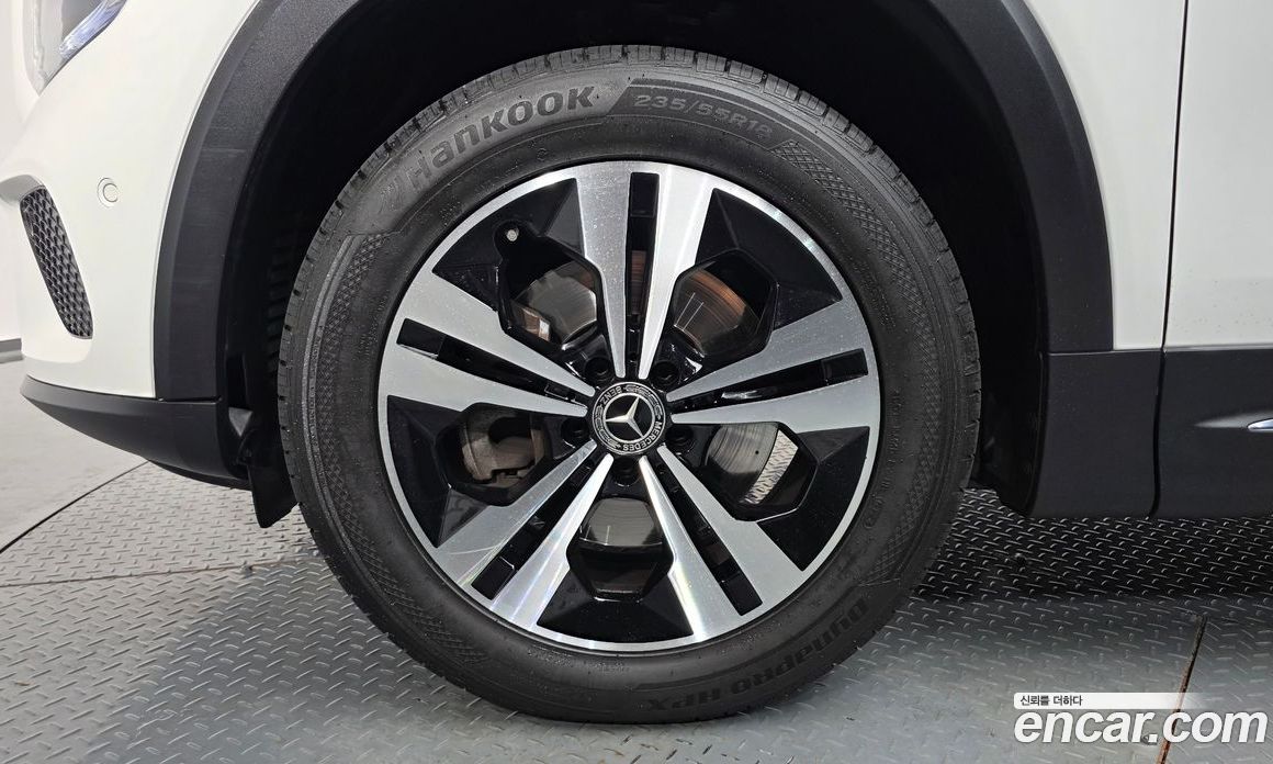 Mercedes Benz GLB-Class GLB220