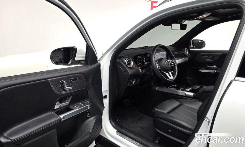 Mercedes Benz GLB-Class GLB220