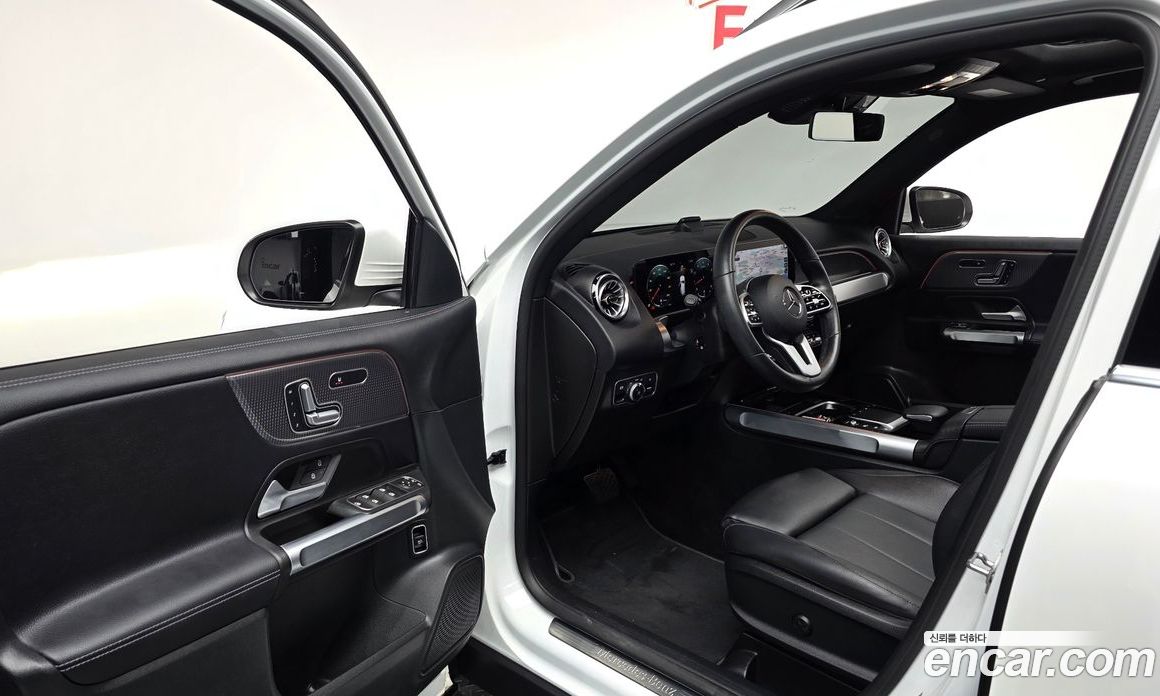 Mercedes Benz GLB-Class GLB220