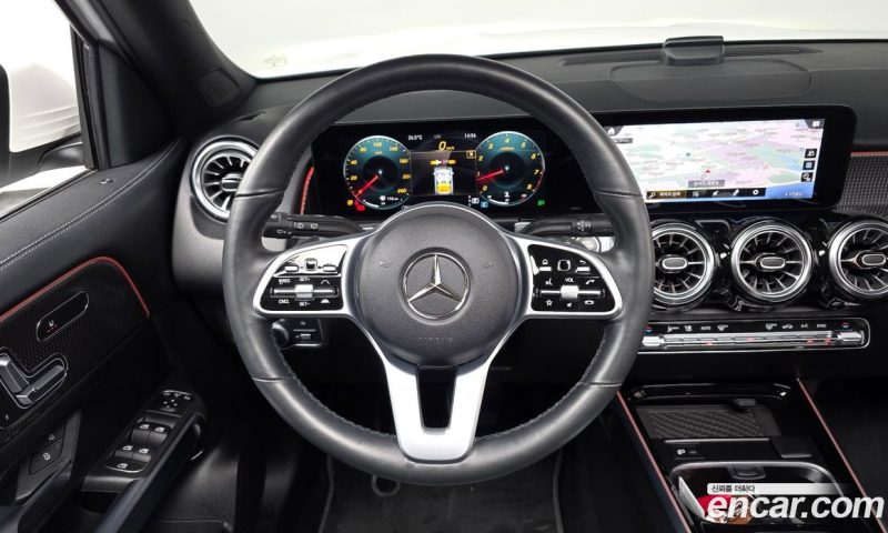 Mercedes Benz GLB-Class GLB220