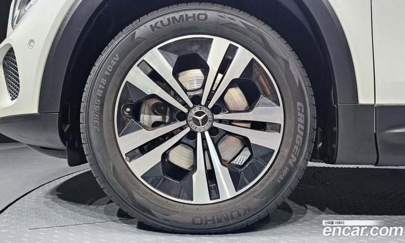 Mercedes Benz GLB-Class GLB220