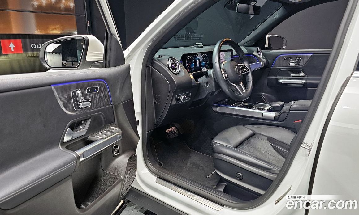 Mercedes Benz GLB-Class GLB220