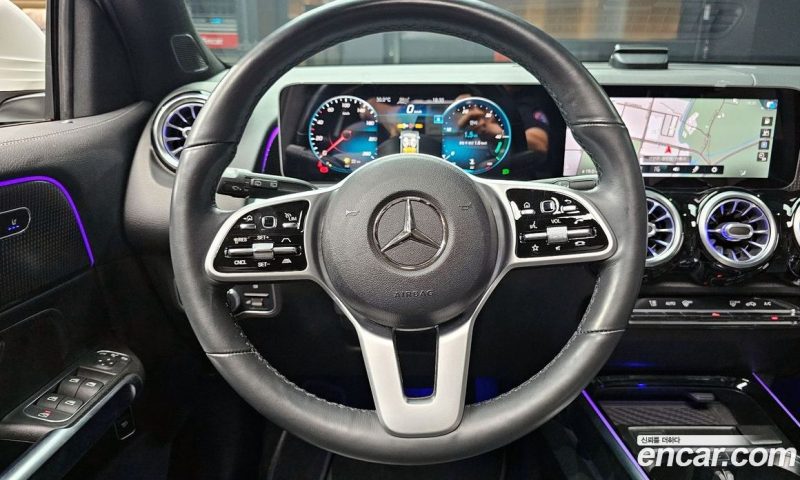 Mercedes Benz GLB-Class GLB220
