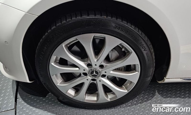 Mercedes Benz E-Class E300 4MATIC Exclusive
