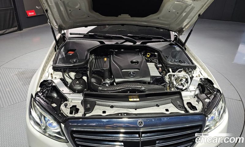 Mercedes Benz E-Class E300 4MATIC Exclusive