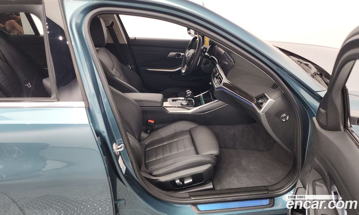 BMW 3-Series i320 Luxury