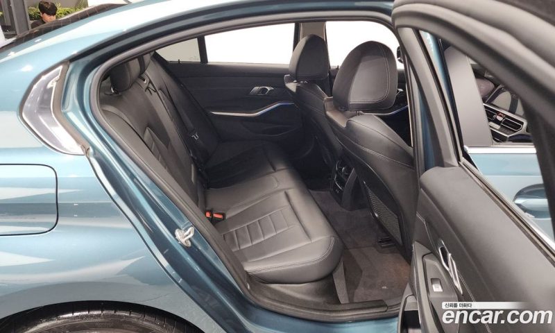 BMW 3-Series i320 Luxury