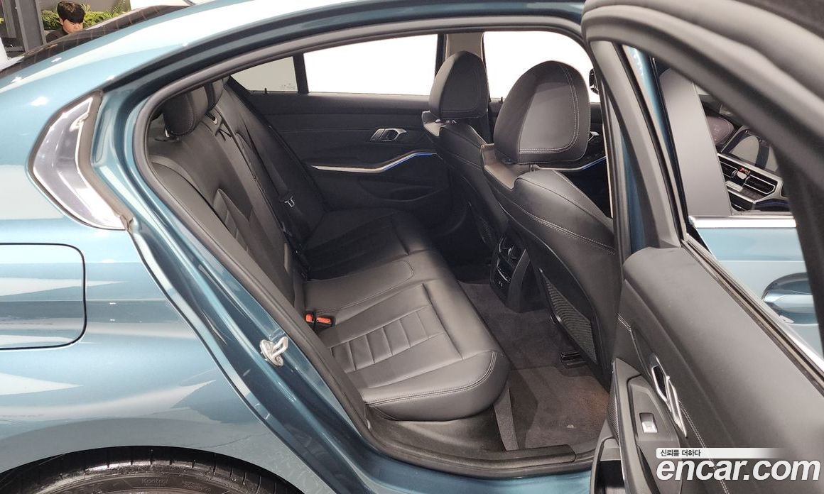 BMW 3-Series i320 Luxury
