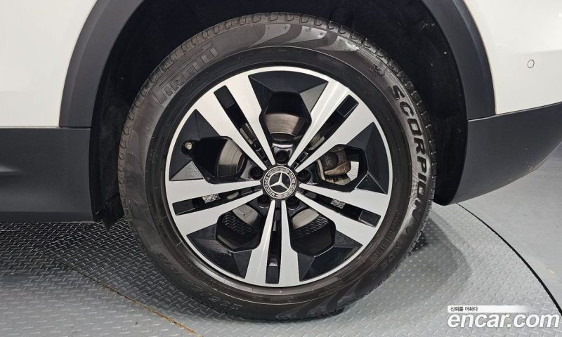 Mercedes Benz GLB-Class GLB220