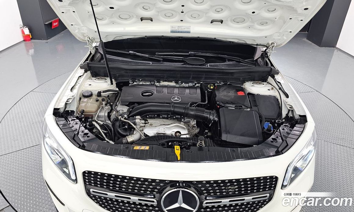 Mercedes Benz GLB-Class GLB220