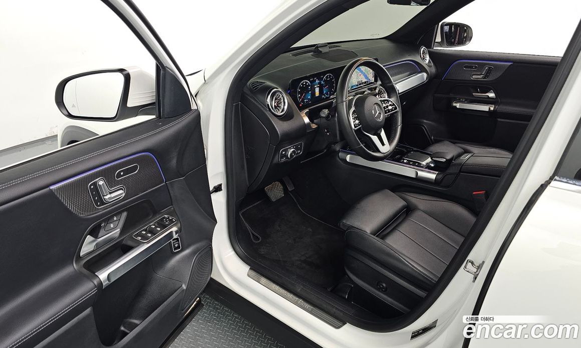 Mercedes Benz GLB-Class GLB220