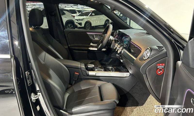 Mercedes Benz GLB-Class GLB220