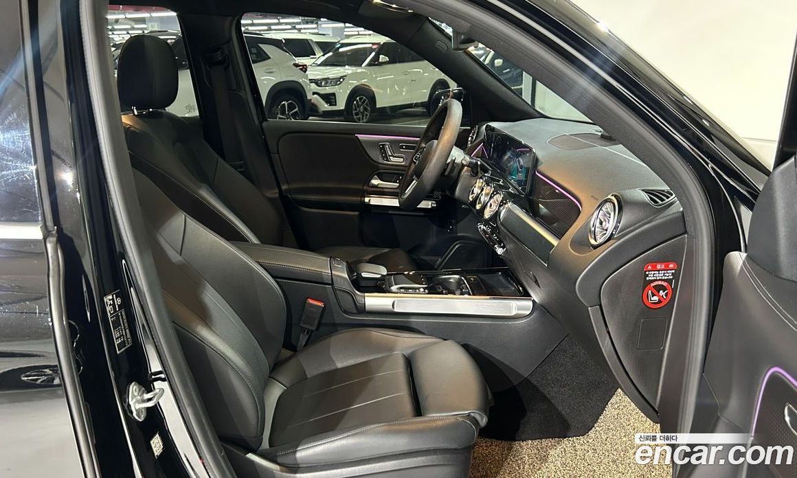 Mercedes Benz GLB-Class GLB220