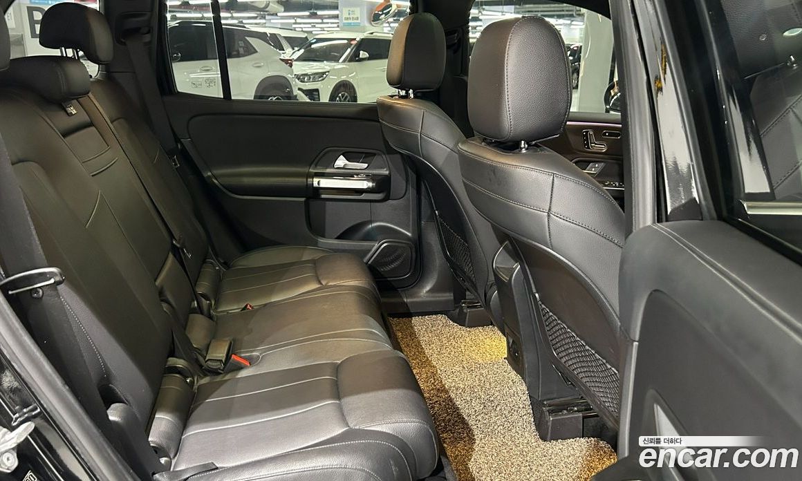 Mercedes Benz GLB-Class GLB220