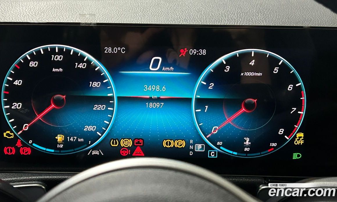 Mercedes Benz GLB-Class GLB220