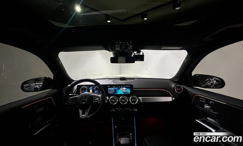 Mercedes Benz GLB-Class GLB220