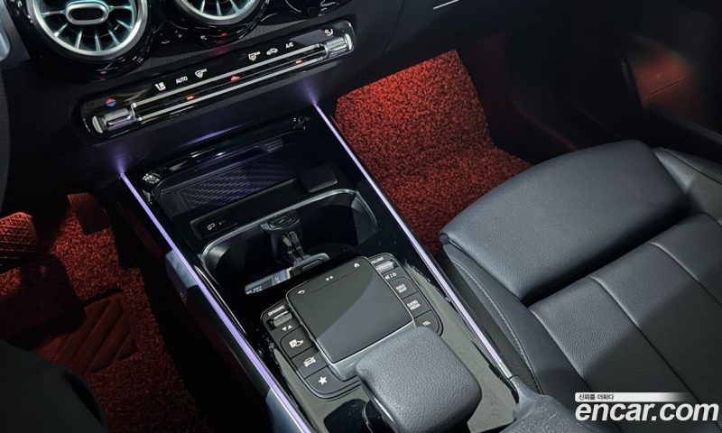 Mercedes Benz GLB-Class GLB220