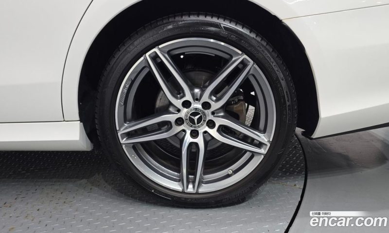 Mercedes Benz E-Class E300 4MATIC AMG Line