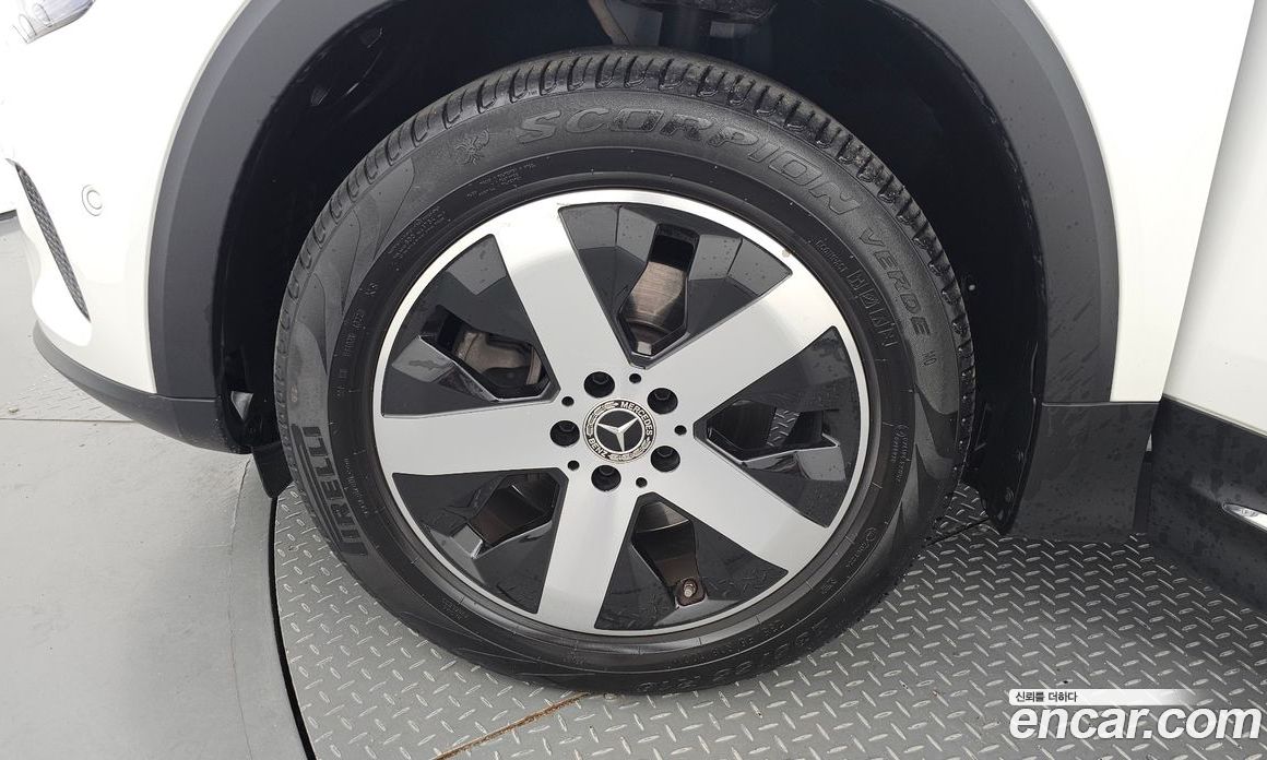Mercedes Benz GLB-Class GLB220