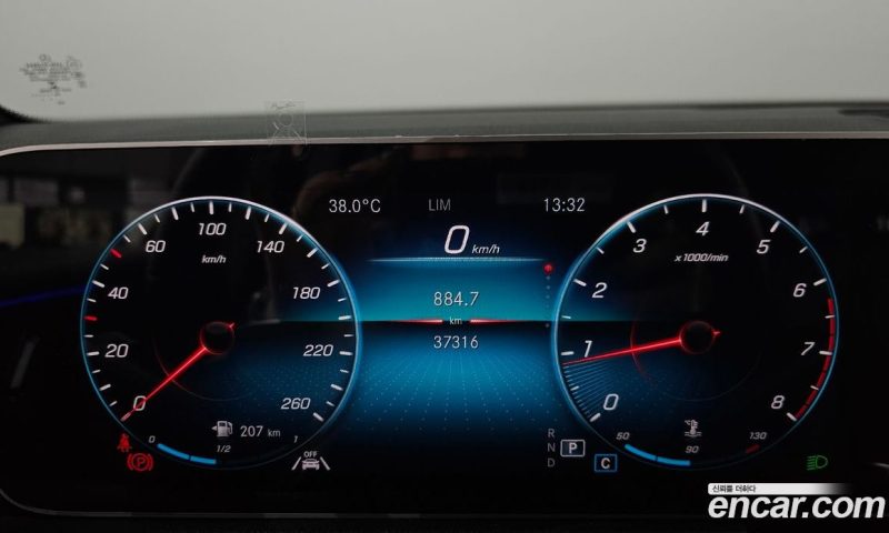Mercedes Benz GLB-Class GLB220