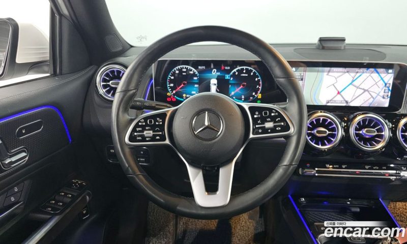 Mercedes Benz GLB-Class GLB220