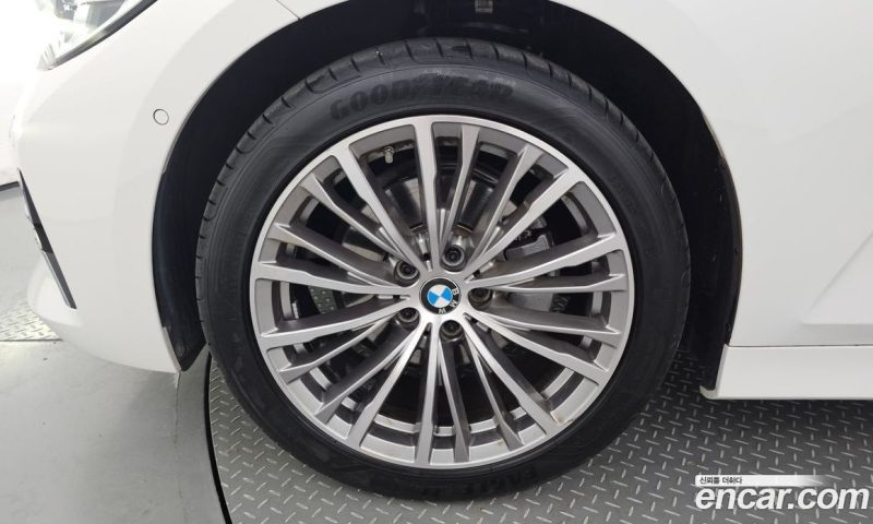 BMW 3-Series i320 Luxury