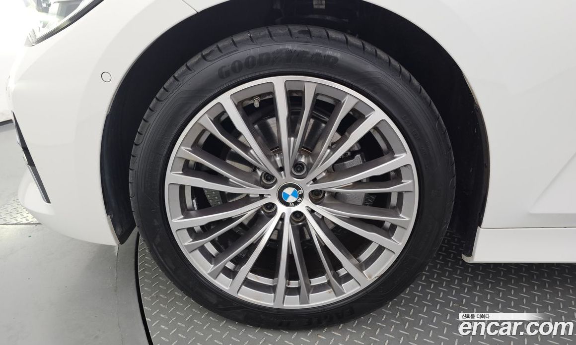 BMW 3-Series i320 Luxury