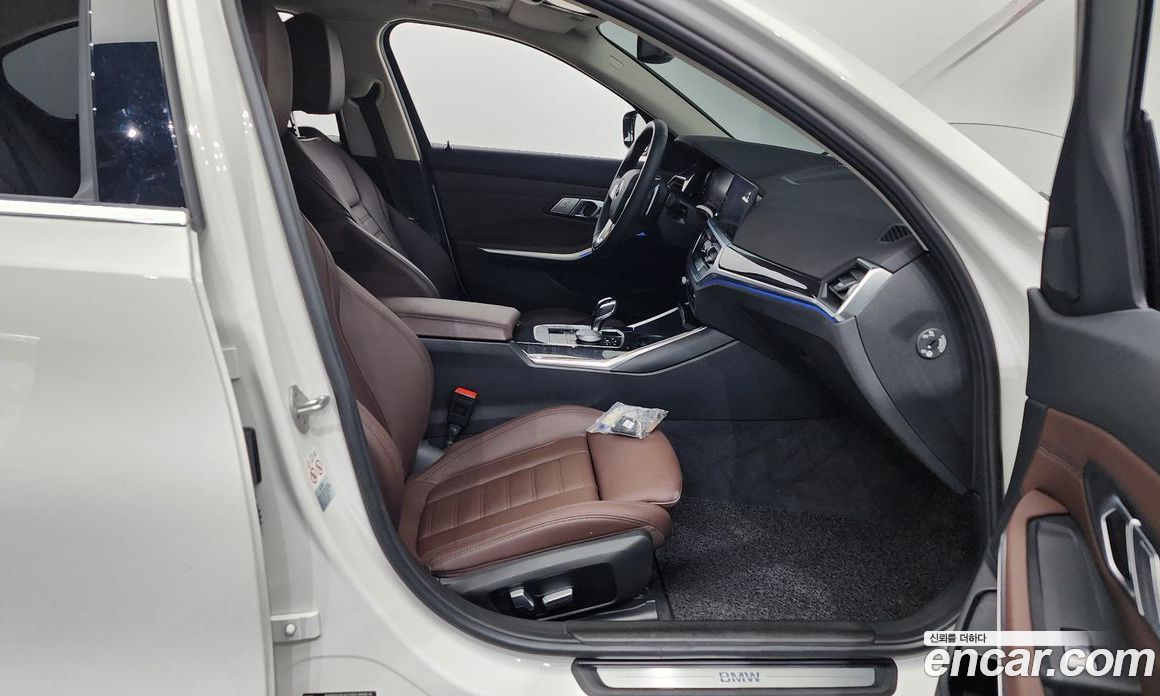 BMW 3-Series i320 Luxury