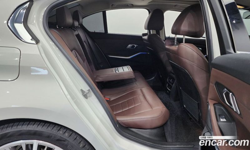 BMW 3-Series i320 Luxury