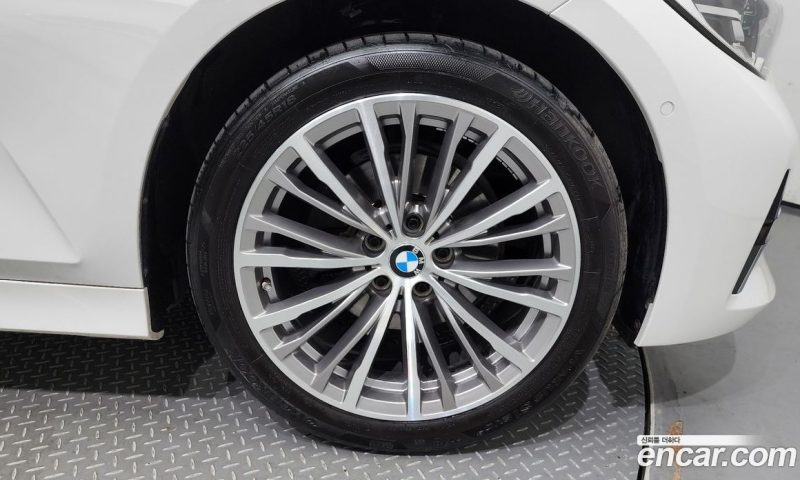BMW 3-Series i320 Luxury