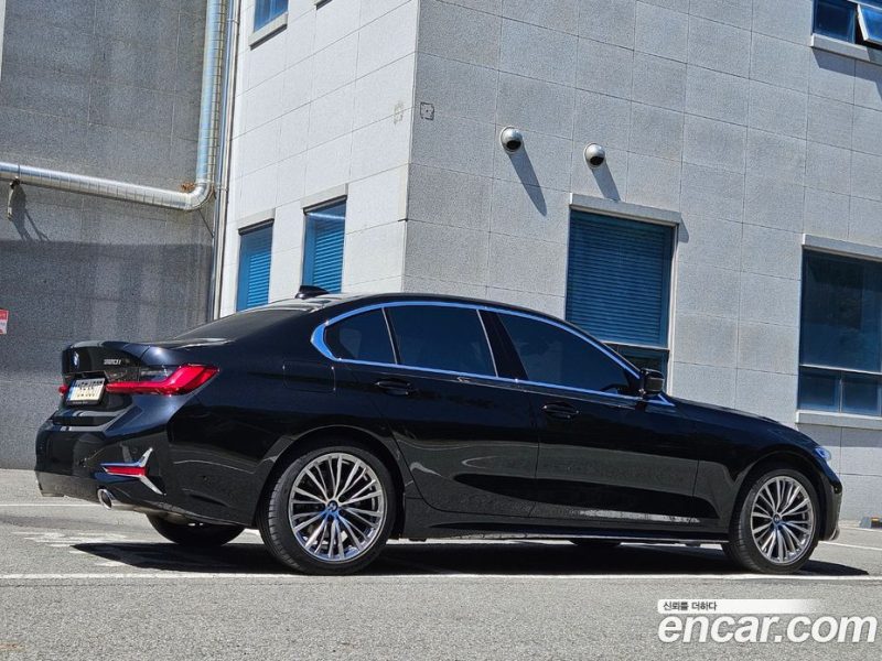 BMW 3-Series i320 Luxury