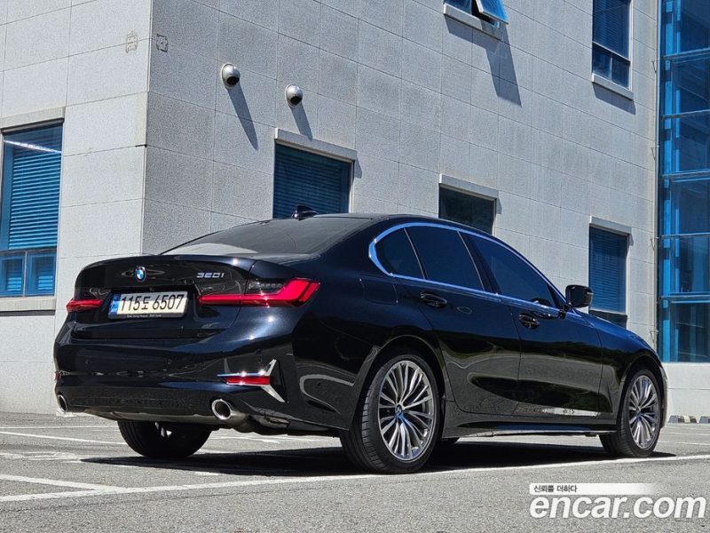 BMW 3-Series i320 Luxury