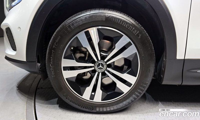 Mercedes Benz GLB-Class GLB220