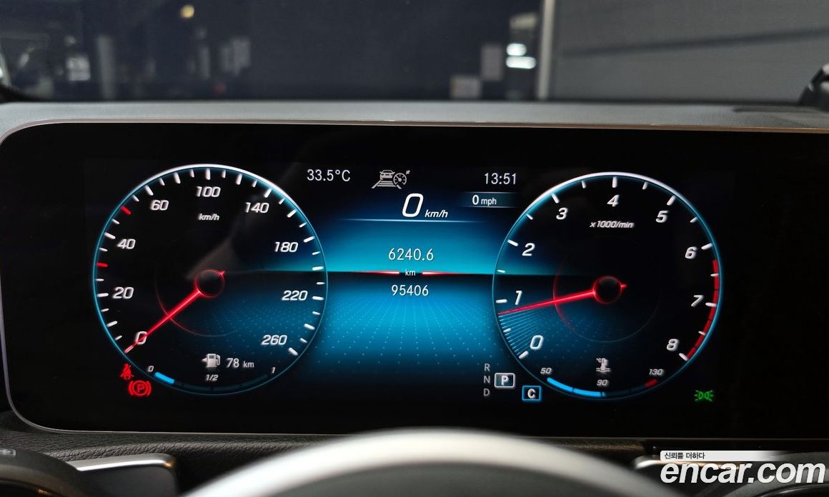 Mercedes Benz GLB-Class GLB220
