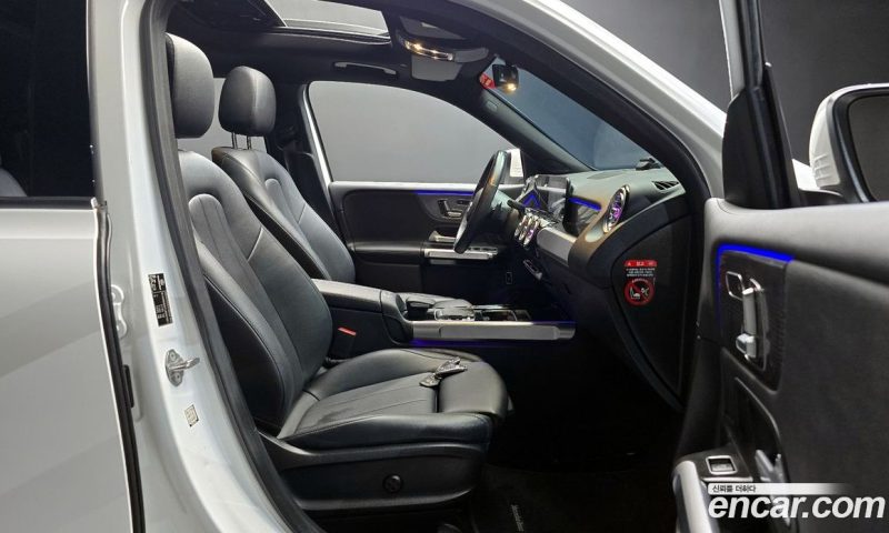 Mercedes Benz GLB-Class GLB220