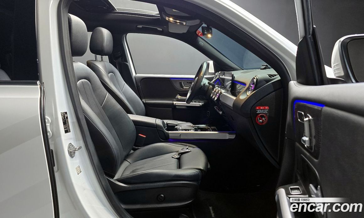 Mercedes Benz GLB-Class GLB220