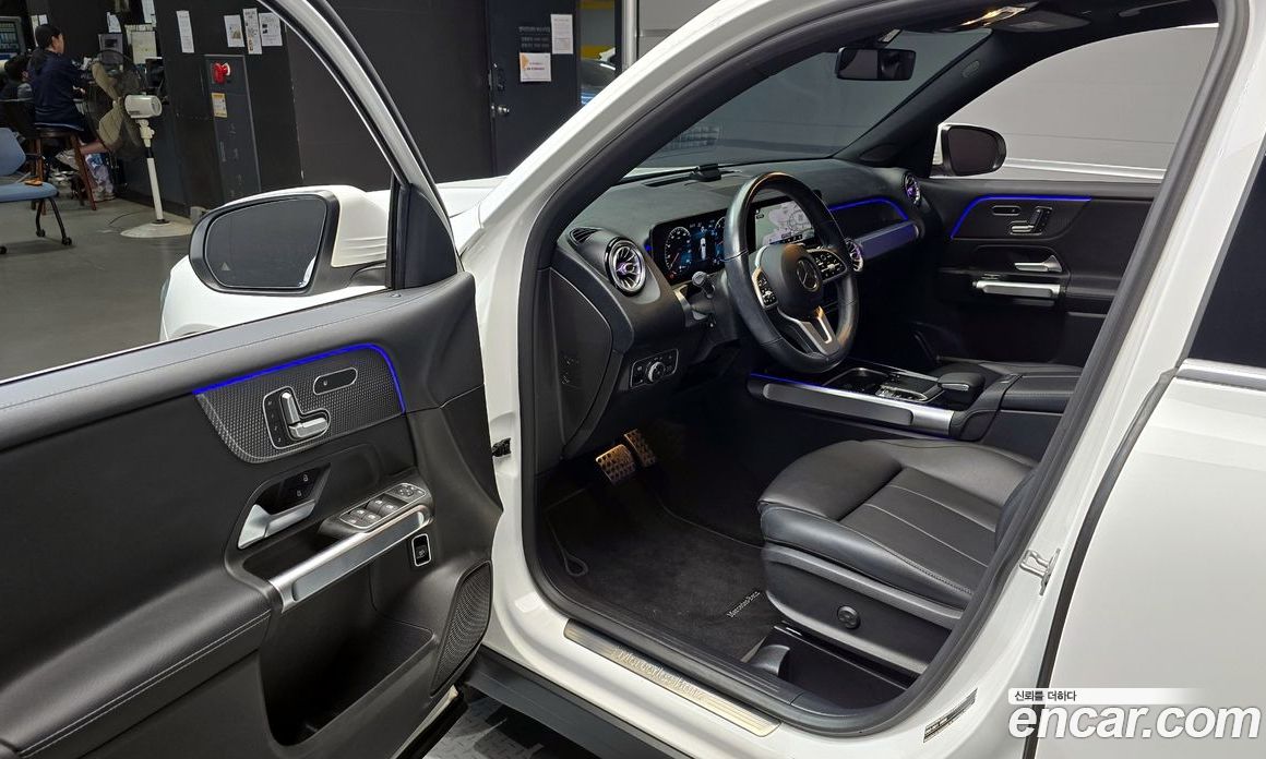 Mercedes Benz GLB-Class GLB220