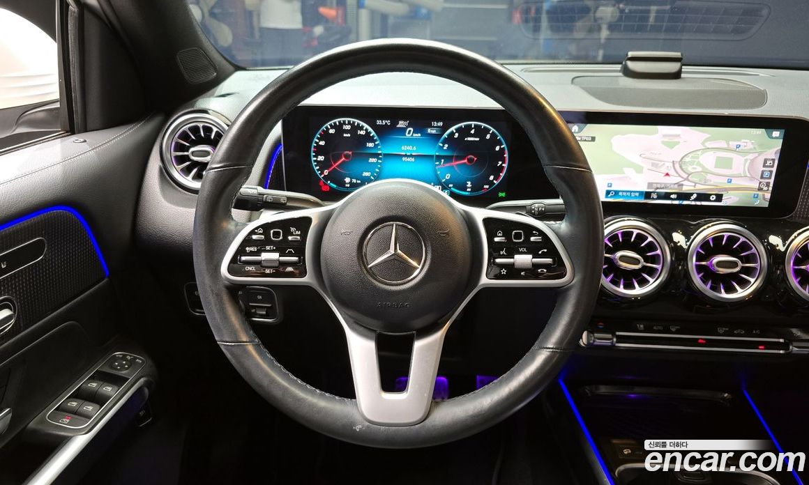 Mercedes Benz GLB-Class GLB220